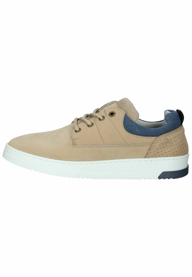 Beige Wildlederschuhe mit marineblauen Stoffakzenten, durchbrochenen Details, runden Schnürsenkeln und einer weißen Gummisohle, die ein Low-Profile-Design aufweisen.