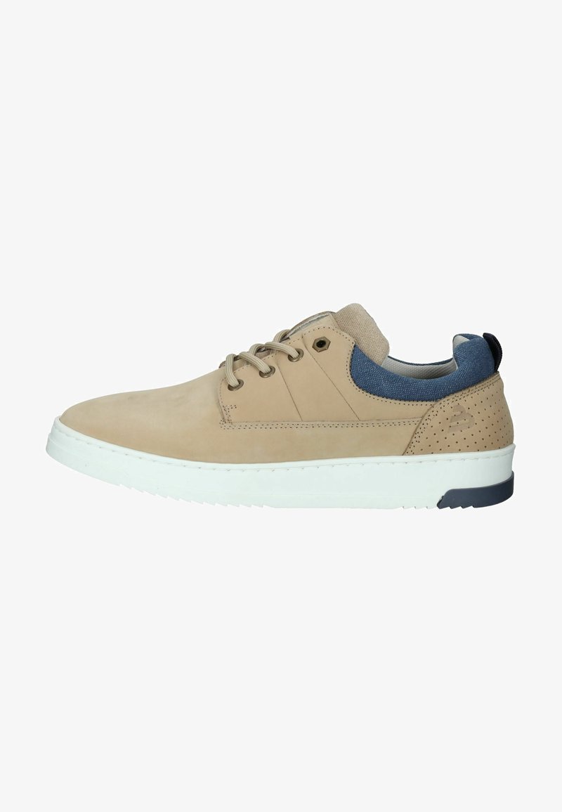 Zapatilla de ante beige con acentos de tela azul marino, detalles perforados, cordones redondos y una suela de goma blanca, con un diseño de perfil bajo.