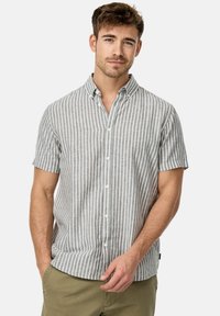 Camisa de botones de manga corta en gris claro con rayas verticales blancas. Presenta un cuello y una textura de tela suave. Diseño ajustado.
