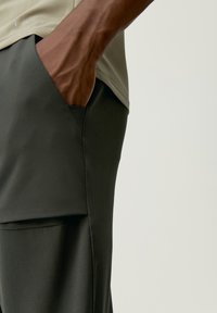 Born Living Yoga TIBER - Treniņtērpa apakšdaļas - verde oscuro