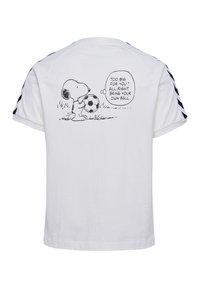 Hvid bomulds t-shirt med en sort-hvid illustration af en tegnefilmshund med en fodbold og tekst på ryggen. Sorte detaljer på ærmerne.