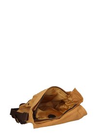 Borsa in suede marrone con chiusura a zip, tasche interne e fodera in tessuto morbido. Design piatto con un'ampia apertura per un facile accesso.