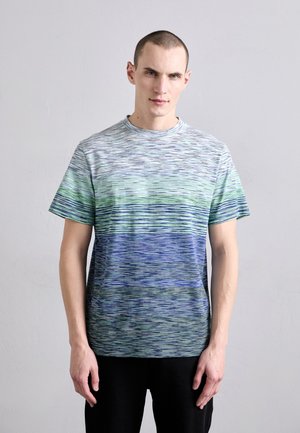 Kortærmet t-shirt med rund hals, der har et gradientmønster af grønne og blå striber, lavet af et blødt og let stof.