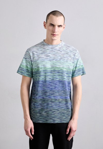 T-shirt à col rond à manches courtes présentant un motif dégradé de rayures vertes et bleues, fabriqué à partir d'un tissu doux et léger.