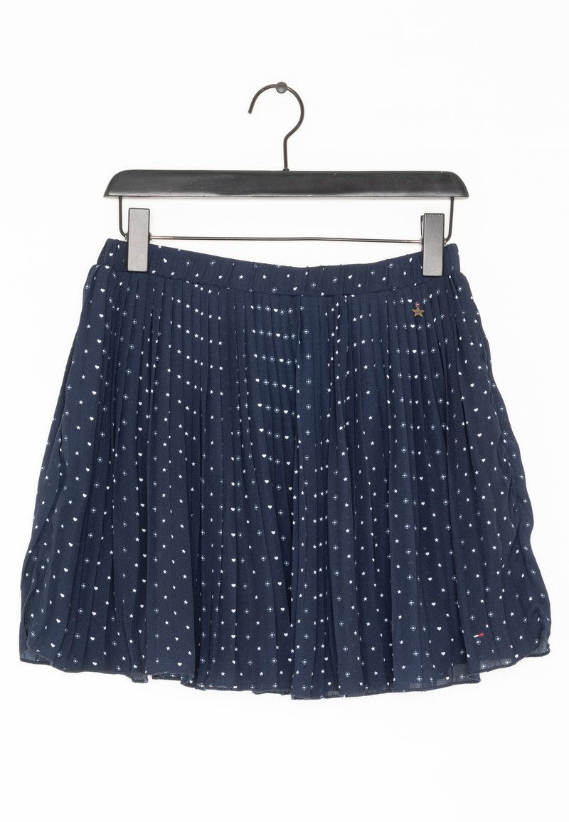 Marinblå plisserad kjol med vitt stjärnmönster, tillverkad av lätt material. Har en midjeresår och en liten dekorativ stjärndetalj.