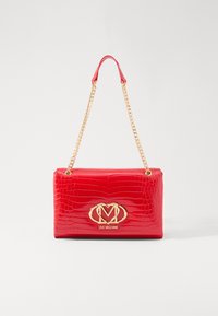 Borsa in finta pelle di coccodrillo rossa con tracolla in catena dorata e accento con logo. Forma rettangolare con una superficie liscia e lucida.