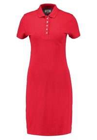 Vestido polo rojo con cuello tipo polo, mangas cortas, tapeta de siete botones y dobladillo recto. Hecho de material de algodón, textura suave.