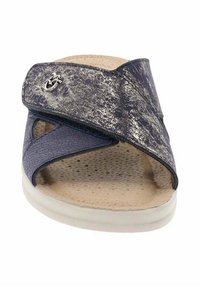Chancla deslizante ajustable de color azul oscuro con una tira metálica texturizada, diseño de punta abierta y plantilla acolchada. Presenta una suela blanca.