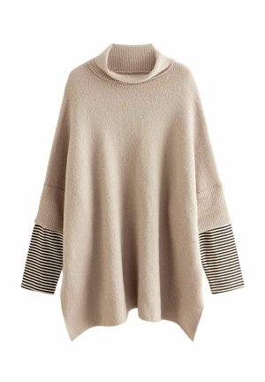 Beiger Oversized-Pullover mit hohem Kragen, ausgestattet mit gestreiften schwarz-weißen Ärmeln. Weiche Textur, lässige Form und längerer hinterer Saum.