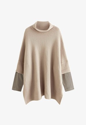 Beige oversized trui met een hoge kraag, voorzien van gestreepte zwart-witte mouwen. Zachte textuur, ontspannen vorm en een langere achterzoom.