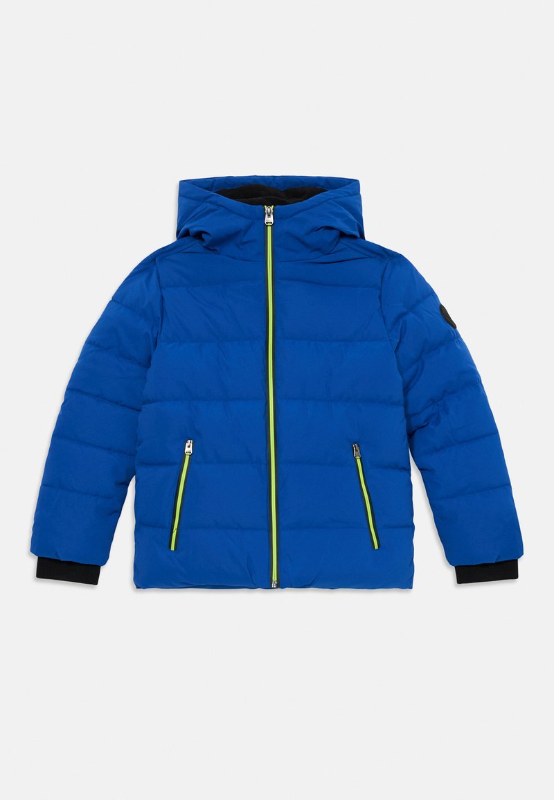 Blå isolert jakke med hette, med en sentral glidelås, to frontlommer med glidelås og svarte mansjettakenter.