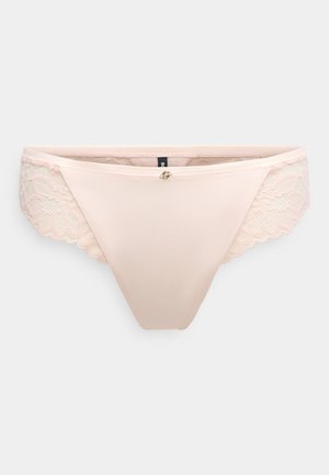 Culottes rose clair avec un devant lisse et des détails en dentelle sur les côtés. Un petit accent décoratif est placé au centre devant.