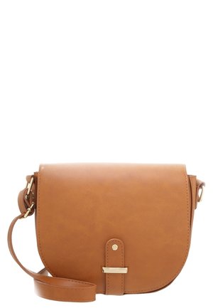 Brązowa skórzana torebka na ramię z zaokrągloną klapką, złotym ozdobnym zapięciem i regulowanym paskiem na ramię.