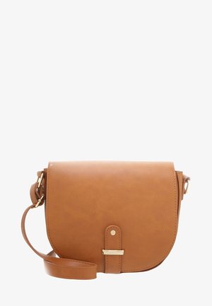 Bruine leren crossbodytas met een gebogen klep, een goudkleurige gespsluiting en een verstelbare schouderriem.