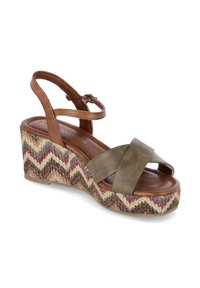 Sandalo a cuneo con superiore in pelle verde oliva, cinturino alla caviglia color beige e una zeppa intrecciata decorata con strisce zigzag in tonalità di terra.
