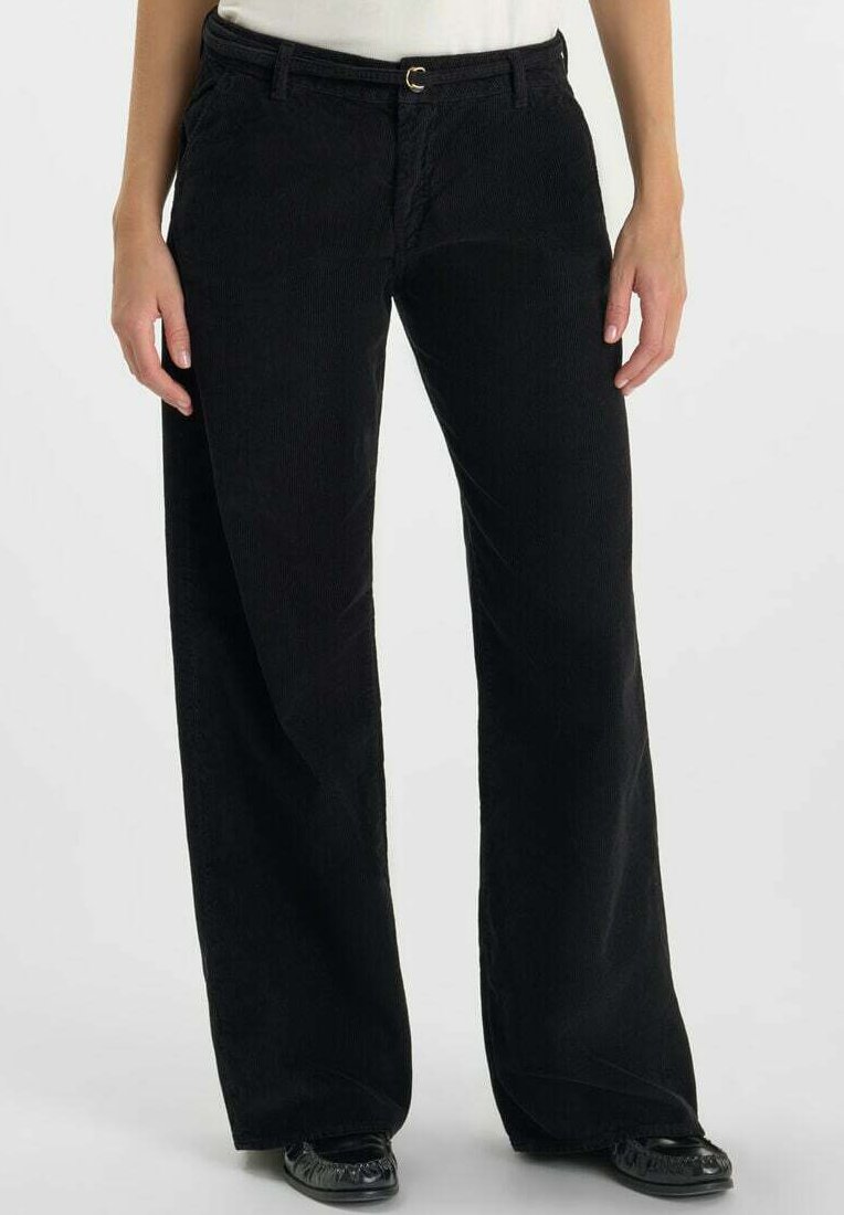 Pantalones de pana negra con diseño de pierna ancha, que cuentan con un cierre de botón y lazos para cinturón. La tela tiene una textura acanalada y un acabado suave.