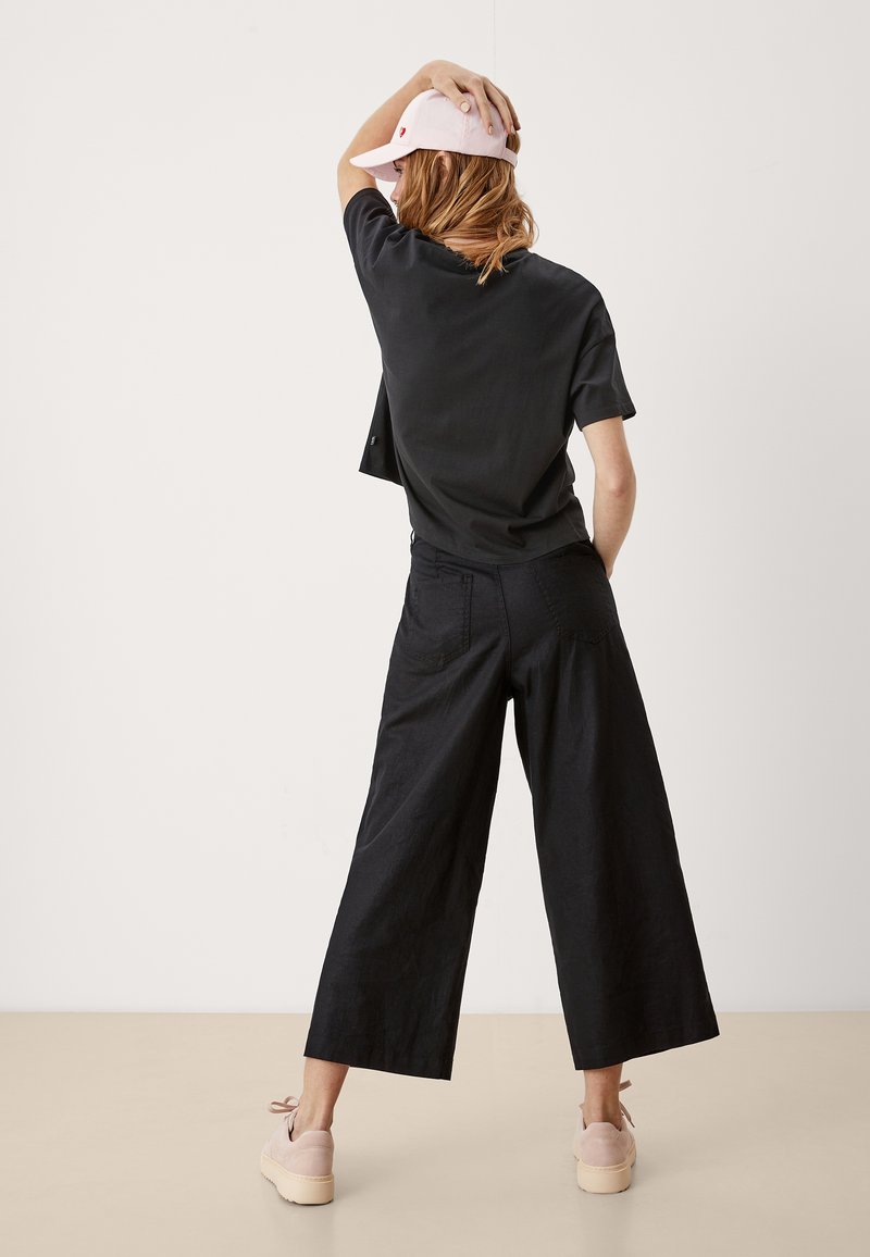Damen T-Shirts | QS by s.Oliver SUR LE DEVANT T-Shirt print black placed print/schwarz - TH10706 Damen T-Shirts | QS by s.Oliver SUR LE DEVANT T-Shirt print black placed print/schwarz - TH10706