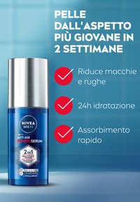 Spruzzatore blu e argento etichettato "NIVEA MEN Anti-Age Power Serum", presenta motivi esagonali, con punti elenco di testo sui benefici.
