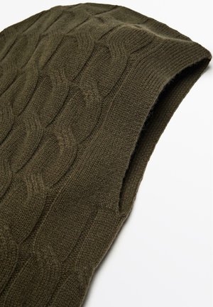 Hood en tricot vert foncé avec motif en câble et bords côtelés, conçu pour la chaleur et le confort.