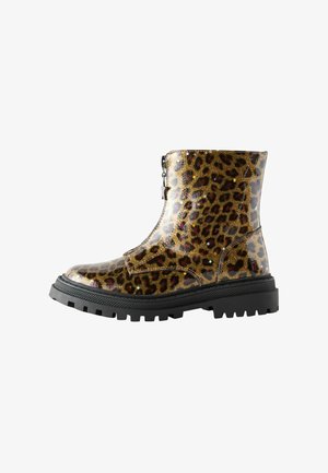 Støvle i ankelhøjde med sort tykk sål, blank leopardtrykt overdel med glimmer og stjernedetaljer samt lynlås foran med en stjernetrekant som trækdør.
