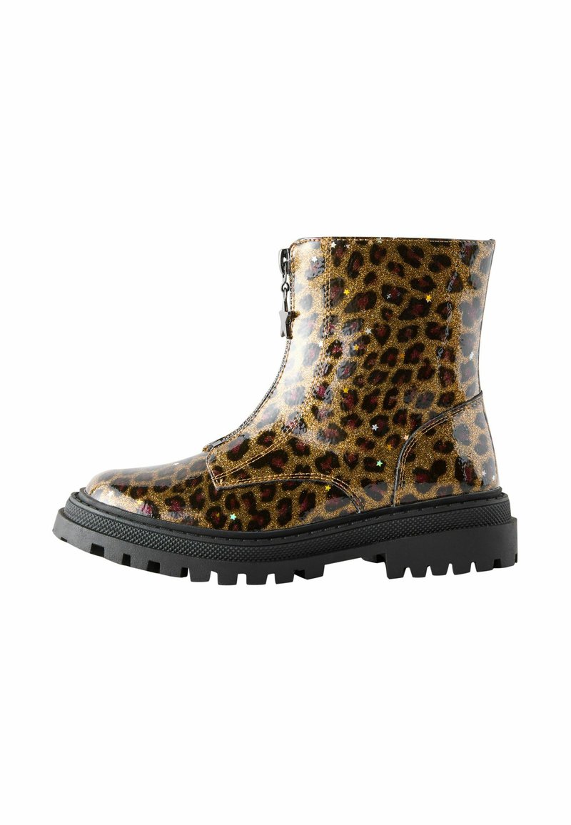 Støvle i ankelhøjde med sort tykk sål, blank leopardtrykt overdel med glimmer og stjernedetaljer samt lynlås foran med en stjernetrekant som trækdør.