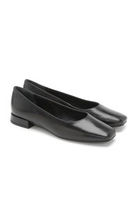 Ballerines en cuir noir avec un bout carré, un petit talon carré et une texture lisse. Design simple avec une large ouverture à l'avant.
