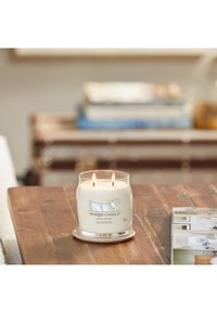 Yankee Candle SIGNATURE MEDIUM JAR CLEAN COTTON - Doftljus - white