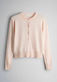 Lyserød cardigan med knapper, lange ærmer og ribstrikket krave, manchetter og kant, vist mod en ensartet lysegrå baggrund.