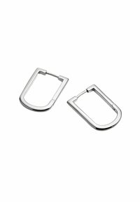 Par de pendientes de aro rectangulares de plata pulida con bordes redondeados y cierres de gancho en un fondo blanco.