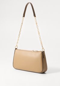 Sac à main en cuir tan avec un design structuré, des accents en chaîne dorée et une seule bandoulière en cuir. Il possède une fermeture éclair sur le dessus.