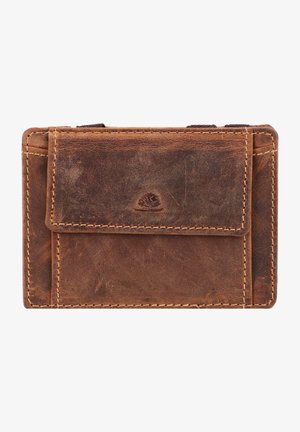 Bruine leren kaarthouder met gestikte randen, voorflap en een gegraveerd logo. Beschikt over sleuven voor kaarten en een gestructureerd oppervlak.