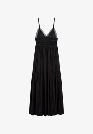 Vestido maxi negro con tirantes finos, falda plisada y intrincados detalles de encaje alrededor del escote y la cintura. Textura de tela suave.