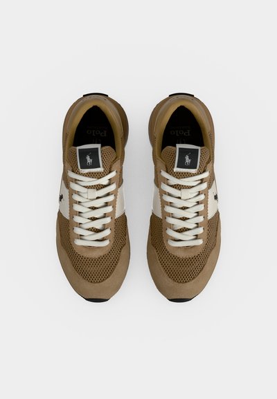Paire de baskets Polo marron et blanc avec lacets blancs et tissu en mesh, vues de dessus sur un fond clair.