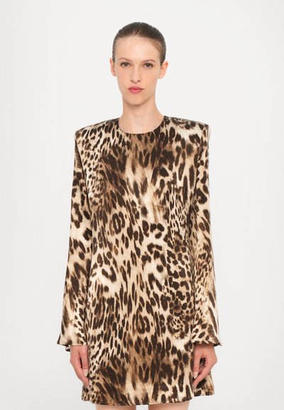 Abito con stampa leopardata a maniche lunghe, colletto rotondo, realizzato in tessuto morbido. Presenta una vestibilità morbida e spalle accentuate.