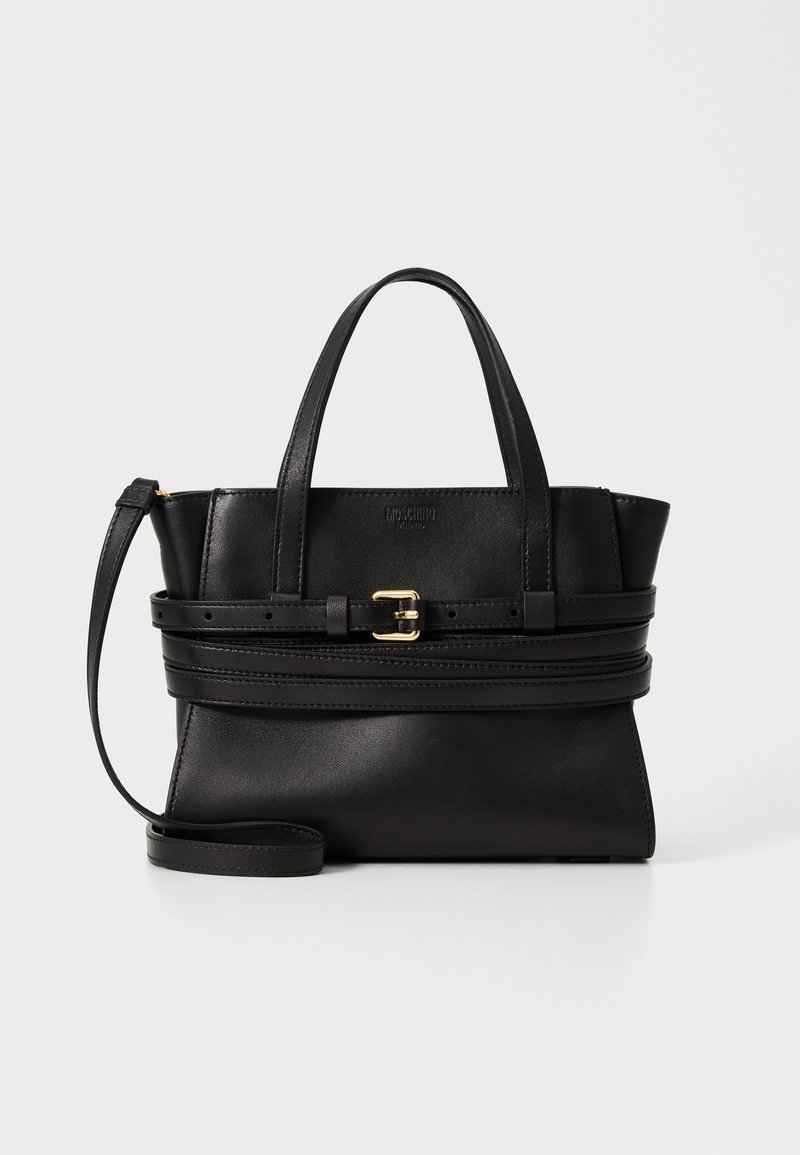 Sac à main en cuir noir avec un design structuré, deux poignées supérieures, une bandoulière amovible et un accent de boucle dorée sur une bande horizontale.