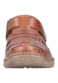 Braune Ledersandale mit einem Riemendesign, strukturiertem Sohlen und Nähdetails. Offene Seiten und verstellbare Verschlüsse für eine optimale Passform.