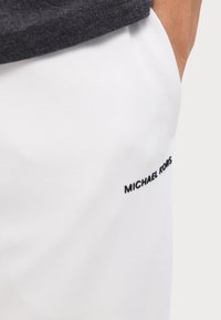 Michael Kors LOGO TAPE PANT - Träningsbyxor - white