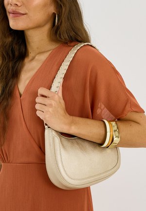 Grain de Malice, SAC DEMI-LUNE MÉTALLISÉ - Bolso de mano - couleur or