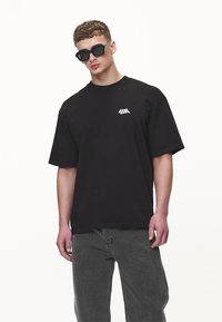 Pegador ASTOR BOXY TEE - Triko s potiskem - washed black