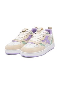 Sneakers met een mix van beige suede, wit leer en mintgroene accenten. Paarse accenten op de tong en de tussenzool; geperforeerde neus.