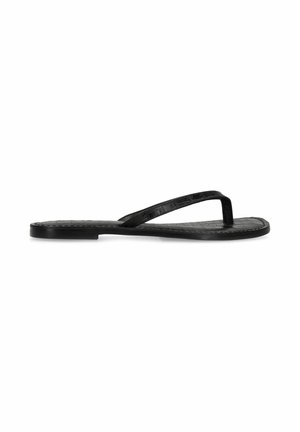 Zwarte platte teenslipper met gestructureerde zool en dunne bandjes op een witte achtergrond, zijaanzicht.