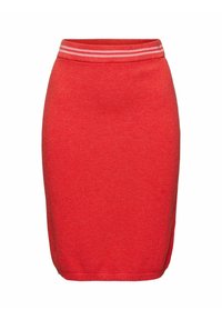 Punainen neulehame, jossa on teksturoitu pinta, mukautuva malli ja vyötärö, jossa on kaksi ohutta, vastakkaista raitaa.