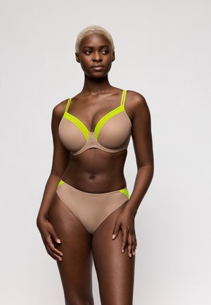Beige beha- en slipset met neon groene accenten. Beha met gevormde cups en verstelbare bandjes. Soepele textuur, nauwsluitend ontwerp.