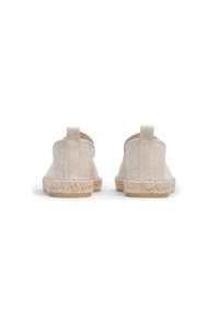 Espadrillas beige con toma in tela testurizzata, pannelli laterali elasticizzati e dettagli in corda di juta sulla suola. Vista posteriore piatta.