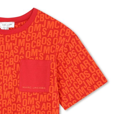 T-shirt en coton rouge arborant un motif de logo répétitif, col rond, manches courtes et une petite poche carrée avec détail de marque.