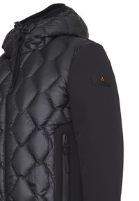 Giacca nera isolante con texture trapuntata, cappuccio e tasche laterali con zip. Tessuto liscio sulle maniche, rinforzato con un logo sulla manica.