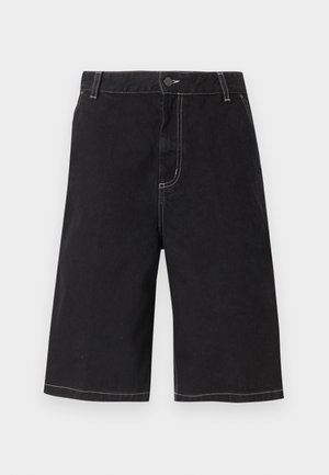 Pantaloncini di jeans neri fino al ginocchio con cuciture a contrasto bianche, passanti per cintura, chiusura con bottone e tasche anteriori su uno sfondo semplice.