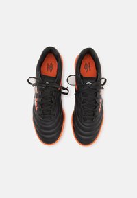 Umbro TOCCO IV CLUB IC - Saalijalgpalli saapad - black/white/dragon fire