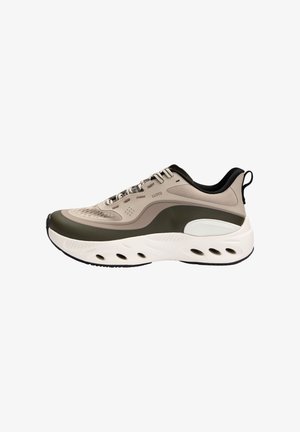 Baskets beige et vert olive avec une semelle blanche épaisse comportant des trous de ventilation, une doublure intérieure noire et une languette de traction au talon.
