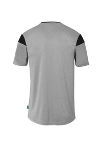 Grå kortærmet t-shirt med sorte detaljer på skulderne, rund halsudskæring og en glat tekstur. Har et grønt mærke ved kanten.